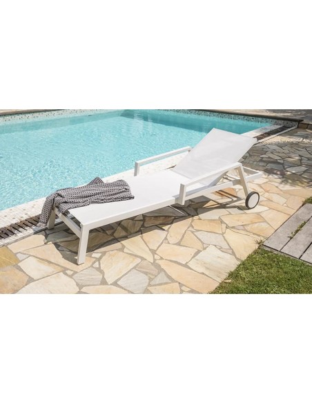 Chaise longue blanche roulettes