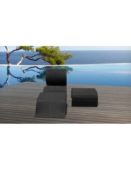 Transat design noir avec repose-pieds et table basse en résine tressée synthétique