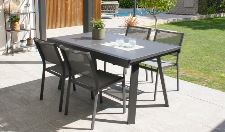 Ensemble de 1 table et 2 chaises en aluminium pour jardin.