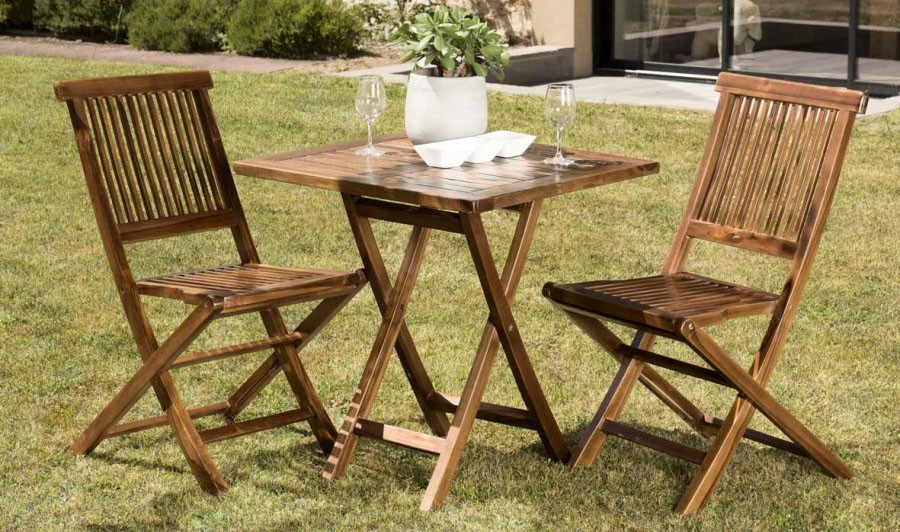 Chaises En Bois Et Table De Table Dans Le Verger D'été. Ensemble De  Mobilier D'extérieur En Bois Pour Pique-nique Dans Le Jardin