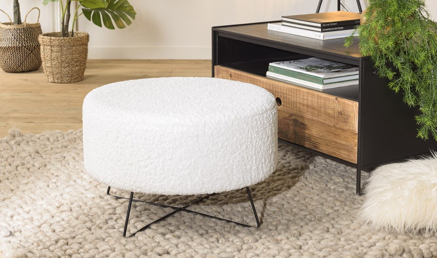 Pouf bouclette blanc en tissu imitation laine pieds en bois - BOUCLE