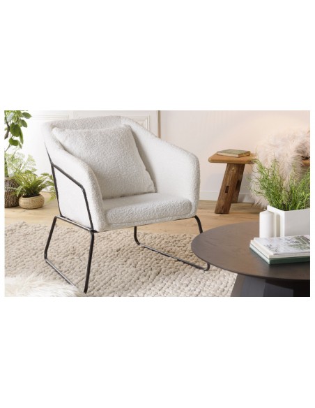 Fauteuil blanc en tissu bouclette avec pieds évasés en métal noir - Rosalia