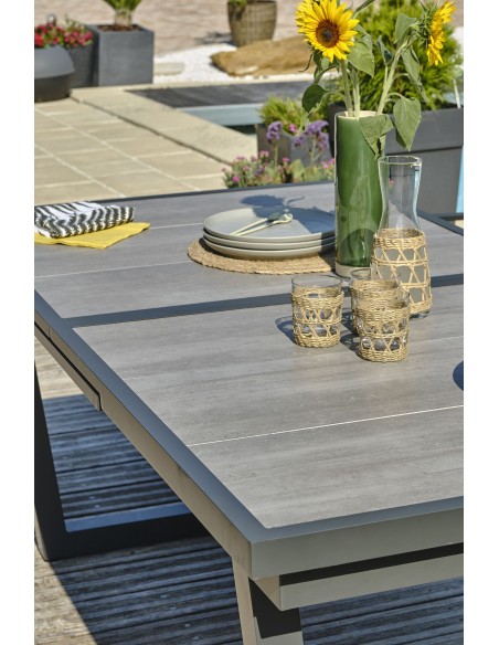 Ensemble repas table + 8 fauteuils en céramique - Olhos Miami