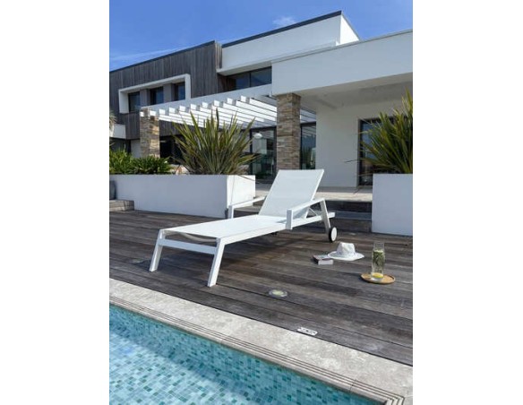 Chaise longue blanche sur roulettes Ibiza - House and Garden