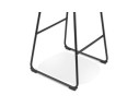 Tabouret de bar ALICE en tissu bouloché blanc et pied traineau en métal noir
