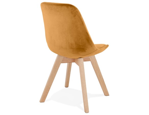 Chaise en velours moutarde JOE avec structure en bois naturel