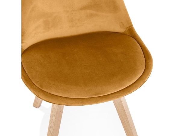 Chaise en velours moutarde JOE avec structure en bois naturel