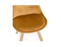 Chaise en velours moutarde JOE avec structure en bois naturel