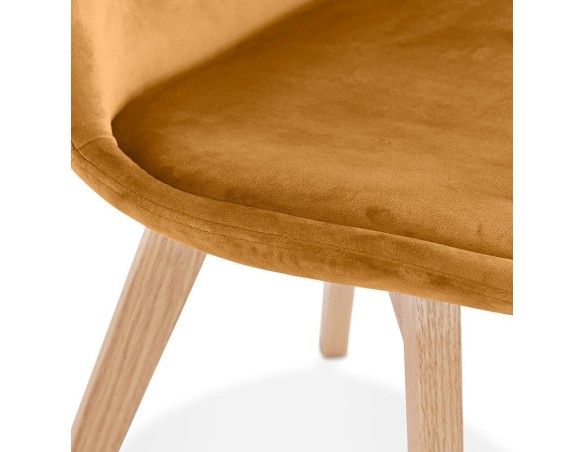 Chaise en velours moutarde JOE avec structure en bois naturel