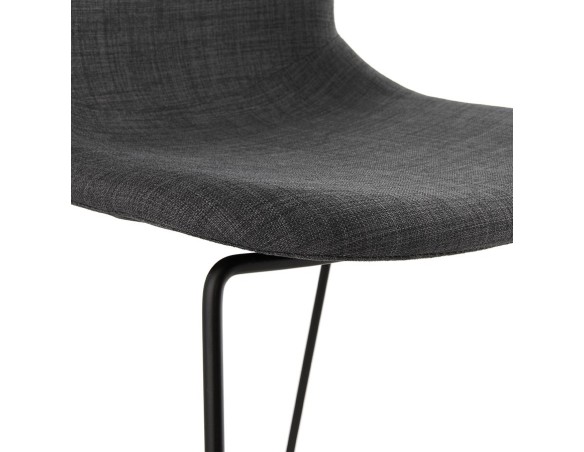 Chaise design DISTRIKT en tissu gris foncé avec pieds en métal noir