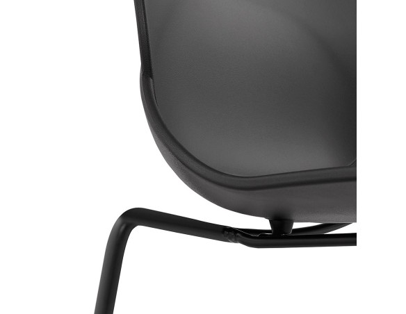 Chaise design NUMERIK noire avec pieds en métal noir