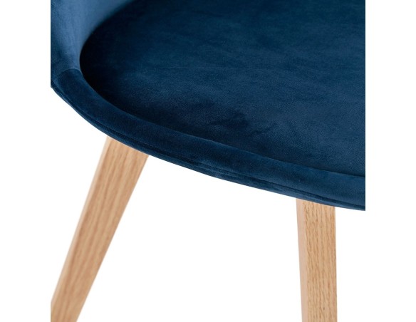 Chaise en velours bleu JOE avec structure en bois naturel