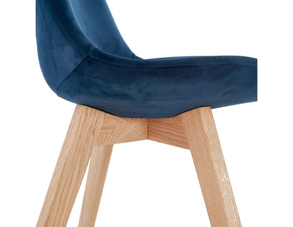 Chaise en velours bleu JOE avec structure en bois naturel