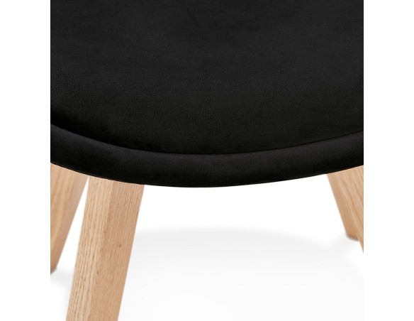 Chaise en velours noir JOE avec structure en bois naturel
