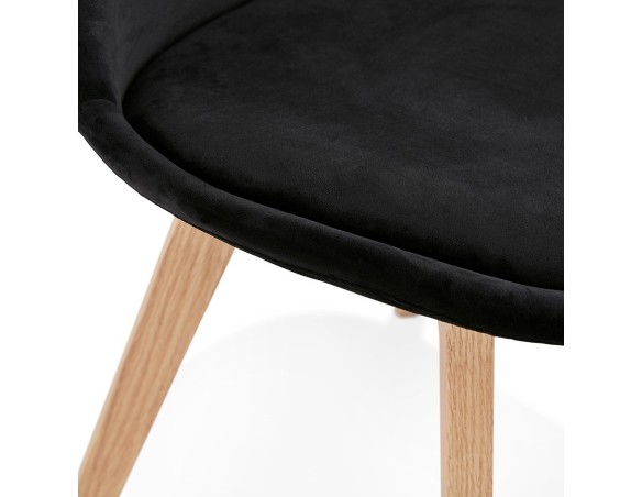 Chaise en velours noir JOE avec structure en bois naturel