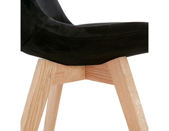Chaise en velours noir JOE avec structure en bois naturel