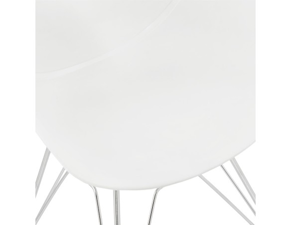 Chaise moderne UNAMI blanche en matière plastique avec pieds en métal chromé