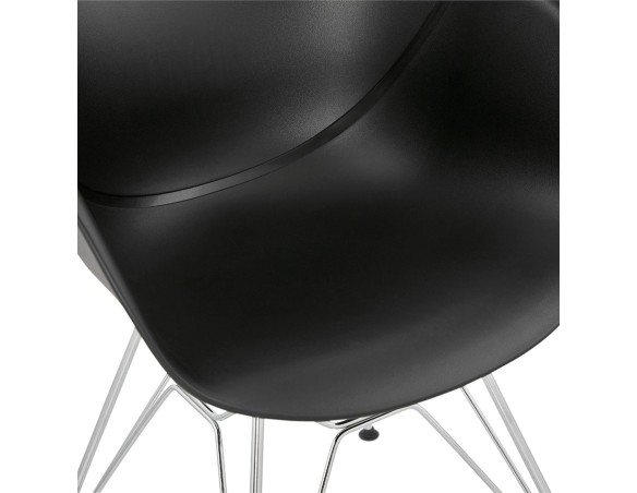 Chaise moderne UNAMI noire en matière plastique avec pieds en métal chromé