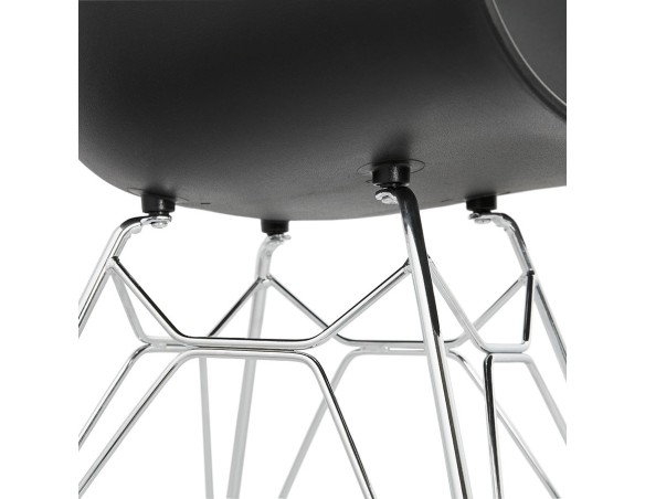 Chaise moderne UNAMI noire en matière plastique avec pieds en métal chromé