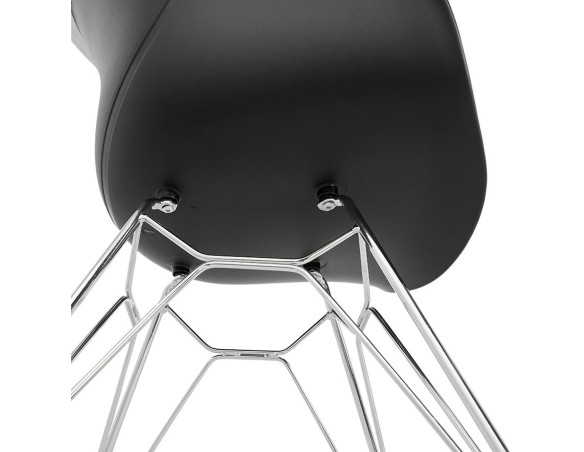 Chaise moderne UNAMI noire en matière plastique avec pieds en métal chromé