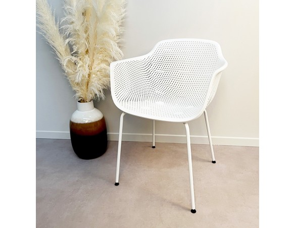 Chaise avec accoudoirs perforée DRAK blanche intérieure / extérieure