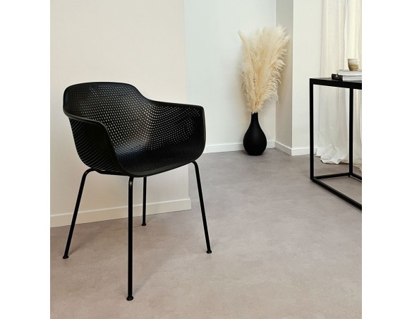 Chaise avec accoudoirs perforée DRAK noire intérieure / extérieure
