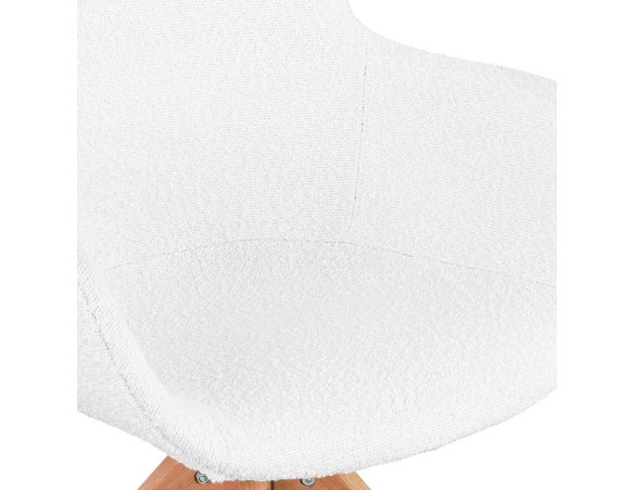 Chaise à accoudoirs style scandinave DESMA en tissu bouclé blanc et bois naturel