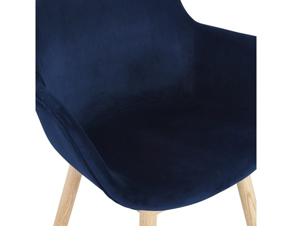 Chaise avec accoudoirs FRIDA en velours bleu et pieds en bois naturel