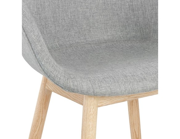 Chaise avec accoudoirs LAMBIC en tissu gris clair et pieds en bois naturel