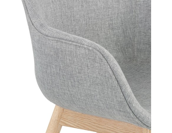 Chaise avec accoudoirs LAMBIC en tissu gris clair et pieds en bois naturel