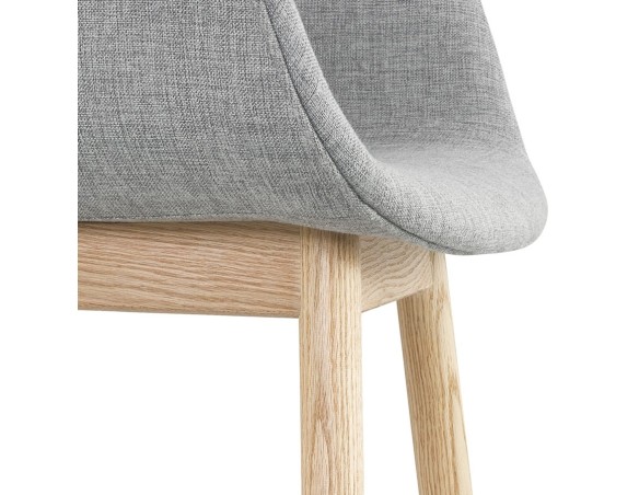 Chaise avec accoudoirs LAMBIC en tissu gris clair et pieds en bois naturel