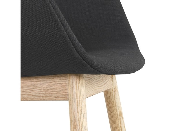 Chaise avec accoudoirs LAMBIC en tissu noir et pieds en bois naturel