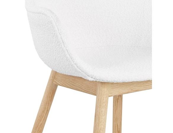 Chaise avec accoudoirs MOUTOU en tissu mouton blanc et pieds en bois naturel