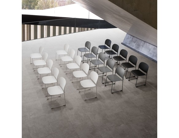 Chaise PILA noire avec assise plastique et structure métal