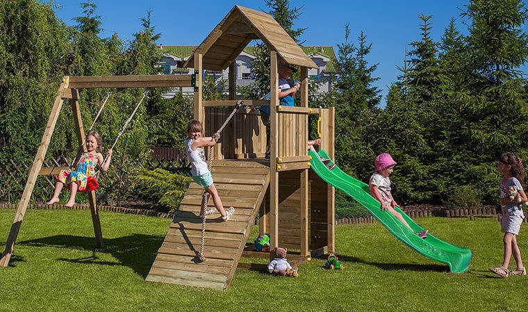 Jeux de jardin en bois avec toboggan, balançoire, mur descalade