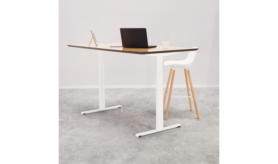 Bureau assis-debout électrique BIONIKavec plateau en bois finition naturelle et pied en métal blanc - 150x70 cm