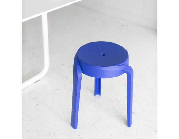 Tabouret bas empilable POMPA en matière plastique bleu foncé