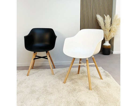 Chaise avec accoudoirs MELIS blanche avec pieds en métal et bois naturel