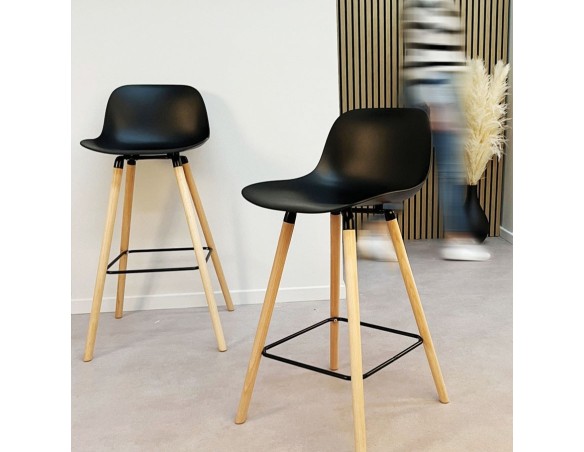 Tabouret de bar TATSU noir avec pieds en bois naturel