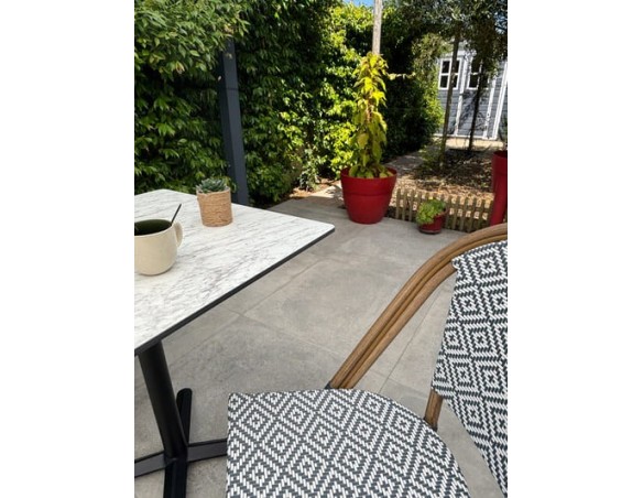 Ensemble de jardin table HPL effet marbré + 2 fauteuils bleu - BISTRO