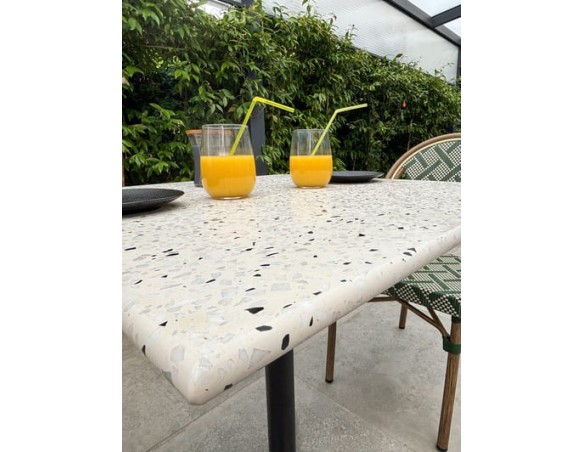 Lot composé d'une table de jardin BISTRO en Terrazzo et de 2 fauteuils vert