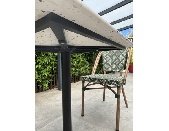 Lot composé d'une table de jardin BISTRO en Terrazzo et de 2 fauteuils vert