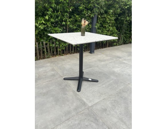 Lot composé d'une table de jardin BISTRO en Terrazzo et de 2 fauteuils vert
