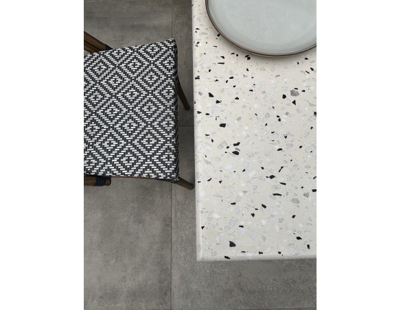 Lot composé d'une table de jardin BISTRO en Terrazzo et de 2 fauteuils BISTRO bleu