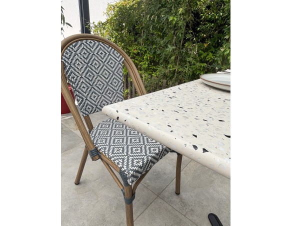 Lot composé d'une table de jardin BISTRO en Terrazzo et de 2 fauteuils BISTRO bleu