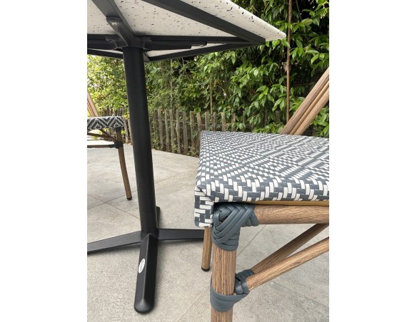 Lot composé d'une table de jardin BISTRO en Terrazzo et de 2 fauteuils BISTRO bleu