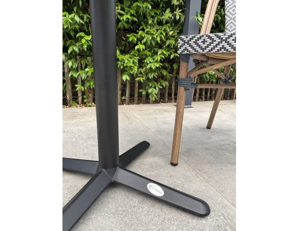 Lot composé d'une table de jardin BISTRO en Terrazzo et de 2 fauteuils BISTRO bleu