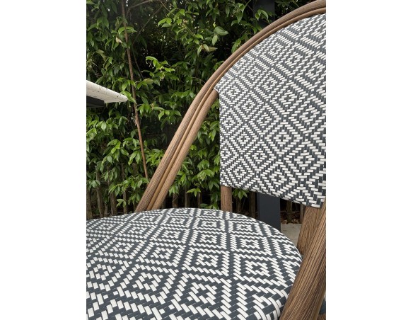 Lot composé d'une table de jardin BISTRO en Terrazzo et de 2 fauteuils BISTRO bleu