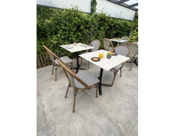 Lot composé d'une table de jardin BISTRO en Terrazzo et de 2 fauteuils BISTRO bleu