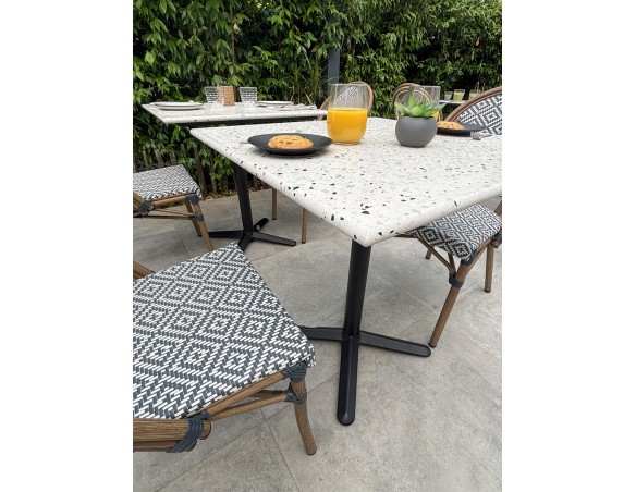 Lot composé d'une table de jardin BISTRO en Terrazzo et de 2 fauteuils BISTRO bleu